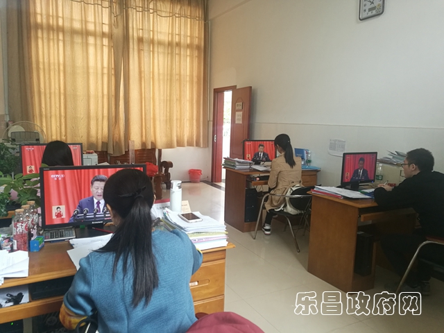 市食藥監(jiān)局認(rèn)真組織觀看黨的十九大開(kāi)幕式盛況.jpg