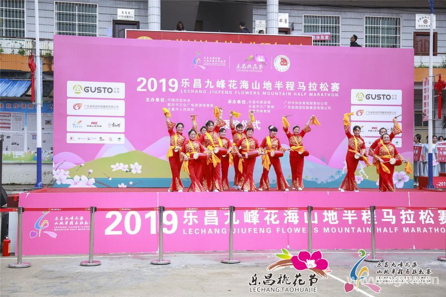 馬拉松賽前精彩的表演。.jpg